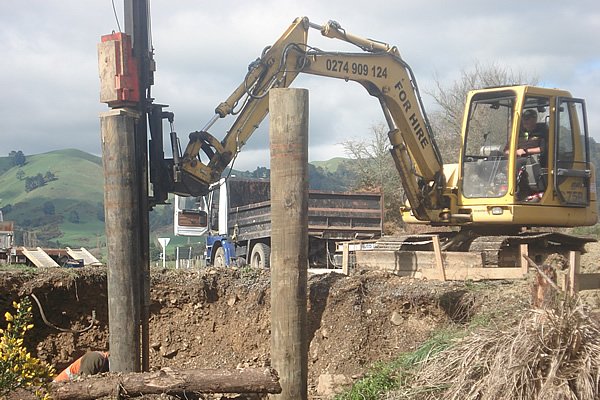 Select-Bridges-NZ-pile-driving-600px Select bridges pile driving heavy machinery driving in oversized piles.